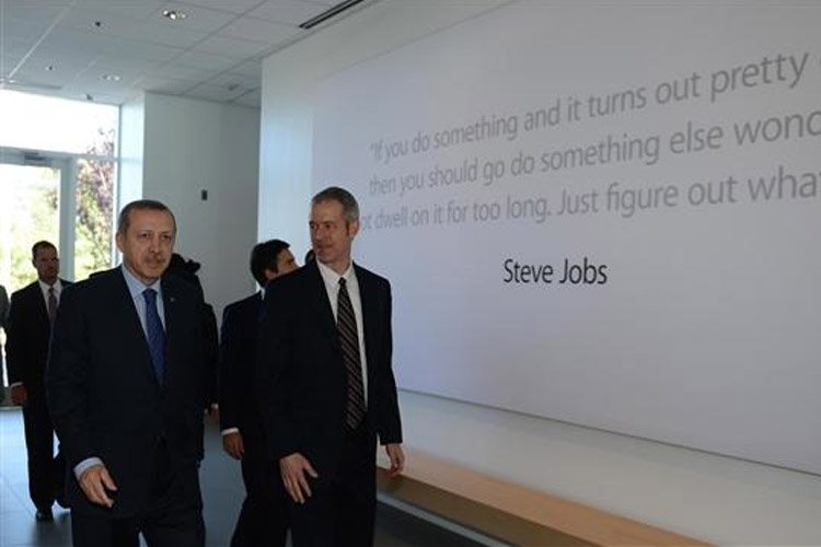 تیم‌کوک برای بازدید از فروشگاه اپل و همچنین مذاکره با دولت ترکیه، اسفند ماه راهی استانبول می‌شود