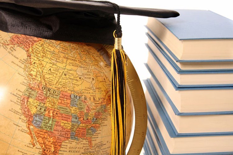 کجارو: متقاعد کردن والدین برای تحصیل در خارج از کشور