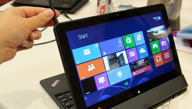 تبلت / لپ تاپ هیبریدی لنوو با نام ThinkPad Helix وقتی برروی داک قرار میگیرد قدرتش دو چندان میشود