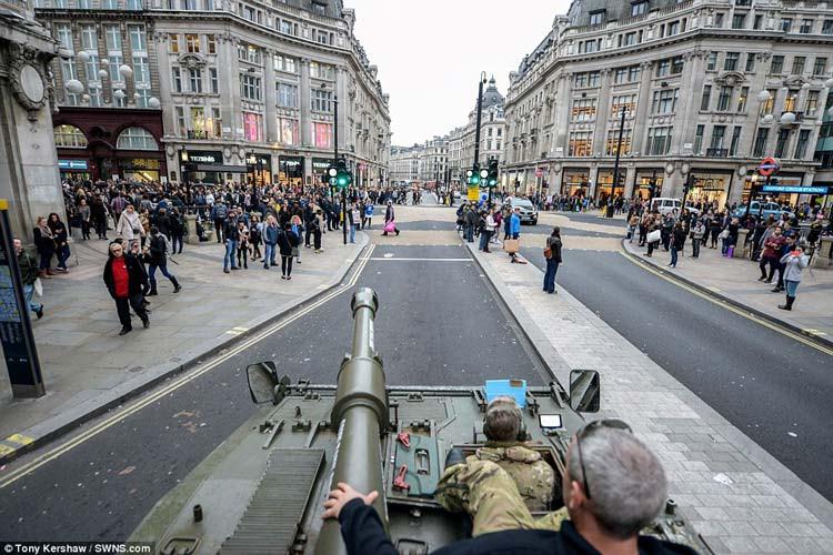 تور گردش در خیابان‌های لندن با تانک