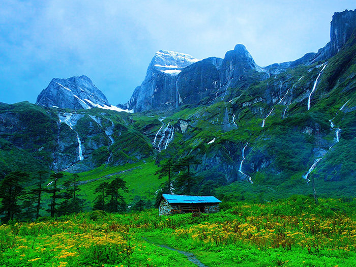 http://www.nepaltraveldoor.com/images/trekking/nepal/everest-region/everest-gokyo-lake-trek.jpg