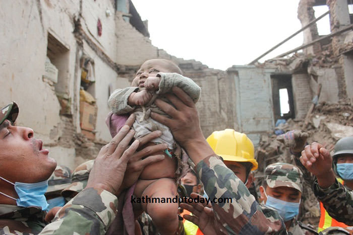 زلزله نپال و نجات کودکی چهارماهه از زیر آوار