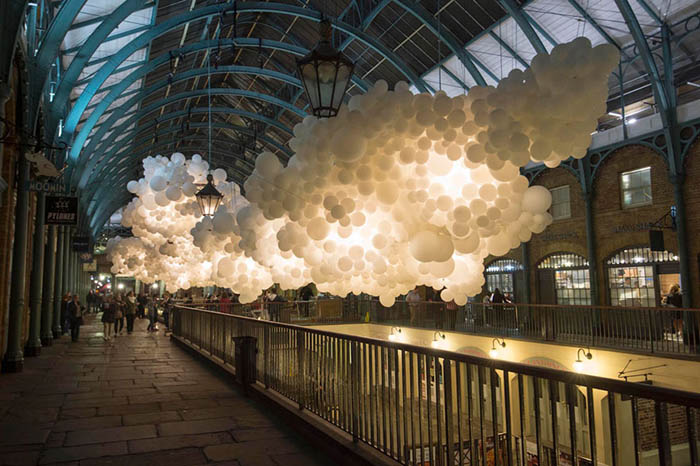 آویزان شدن صد هزار بادکنک در فروشگاه کاونت گاردن لندن به همت هنرمندی خوش ذوق