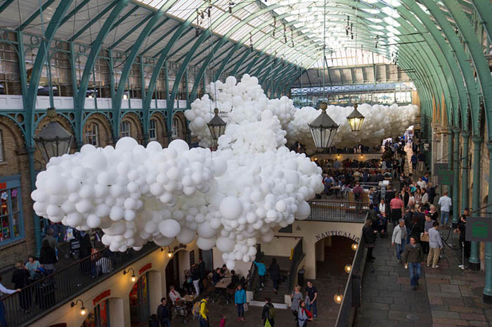 آویزان شدن صد هزار بادکنک در فروشگاه کاونت گاردن لندن به همت هنرمندی خوش ذوق